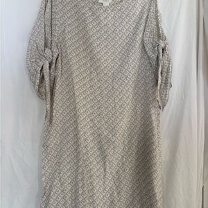H&M Cream and Gray Patterned Short Slit Sleeve Dress